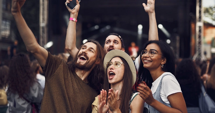 Diverse Personengruppe, die fröhlich am Event ist.